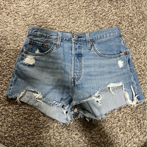 Levi’s 501 Shorts - Picture 2 of 4